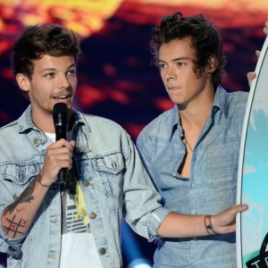 Louis tomlinson and harry styles of one direction speak onstage at the 2013 teen choice awards at gibson amphitheatre 2154599