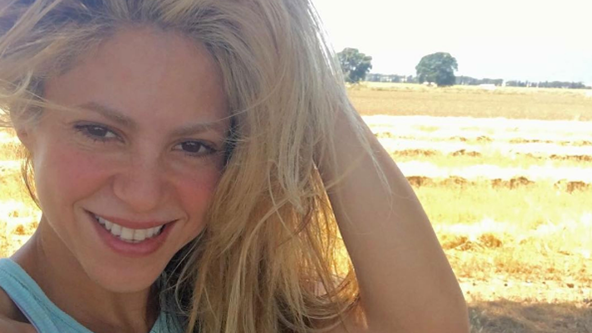 Shakira selfie teaser
