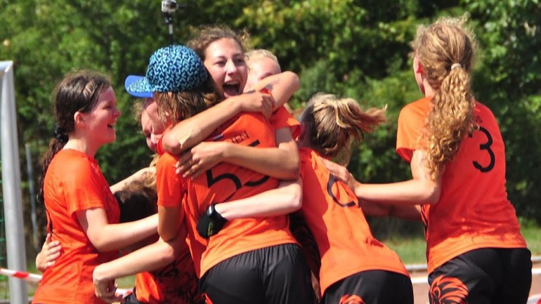 De meisjes van het nederlandse ultimate frisbee onder 17 team foto martine bootsma