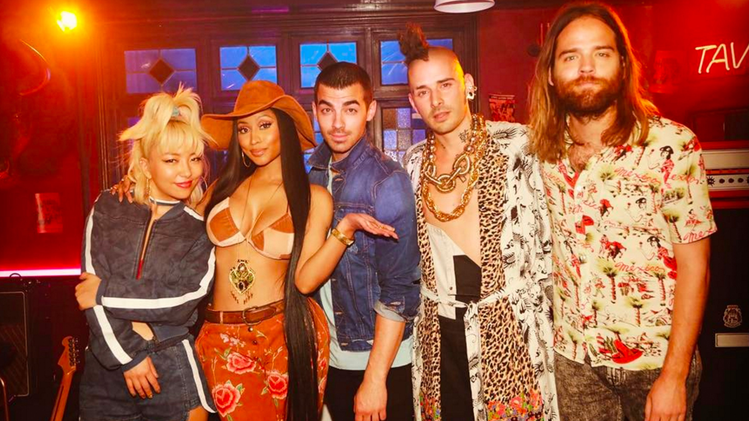 Feat nicki. Ники Минаж kissing strangers. Dance Nicki Minaj kissing strangers. Джо Джонас kissing strangers. DNCE Kisses strangers.