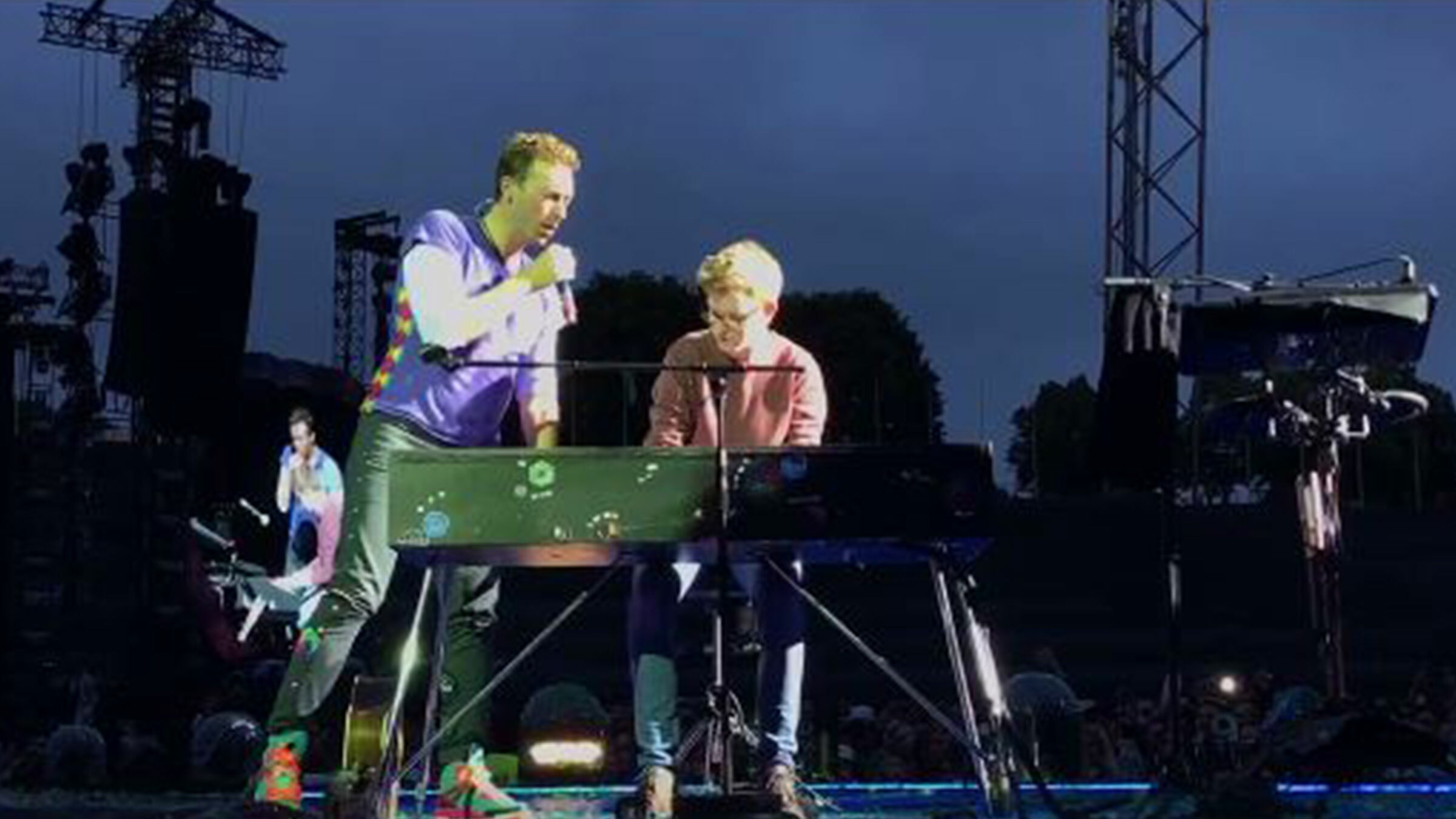 Coldplay haalt jonge fan op podium om 'Everglow' mee te zingen - Qmusic