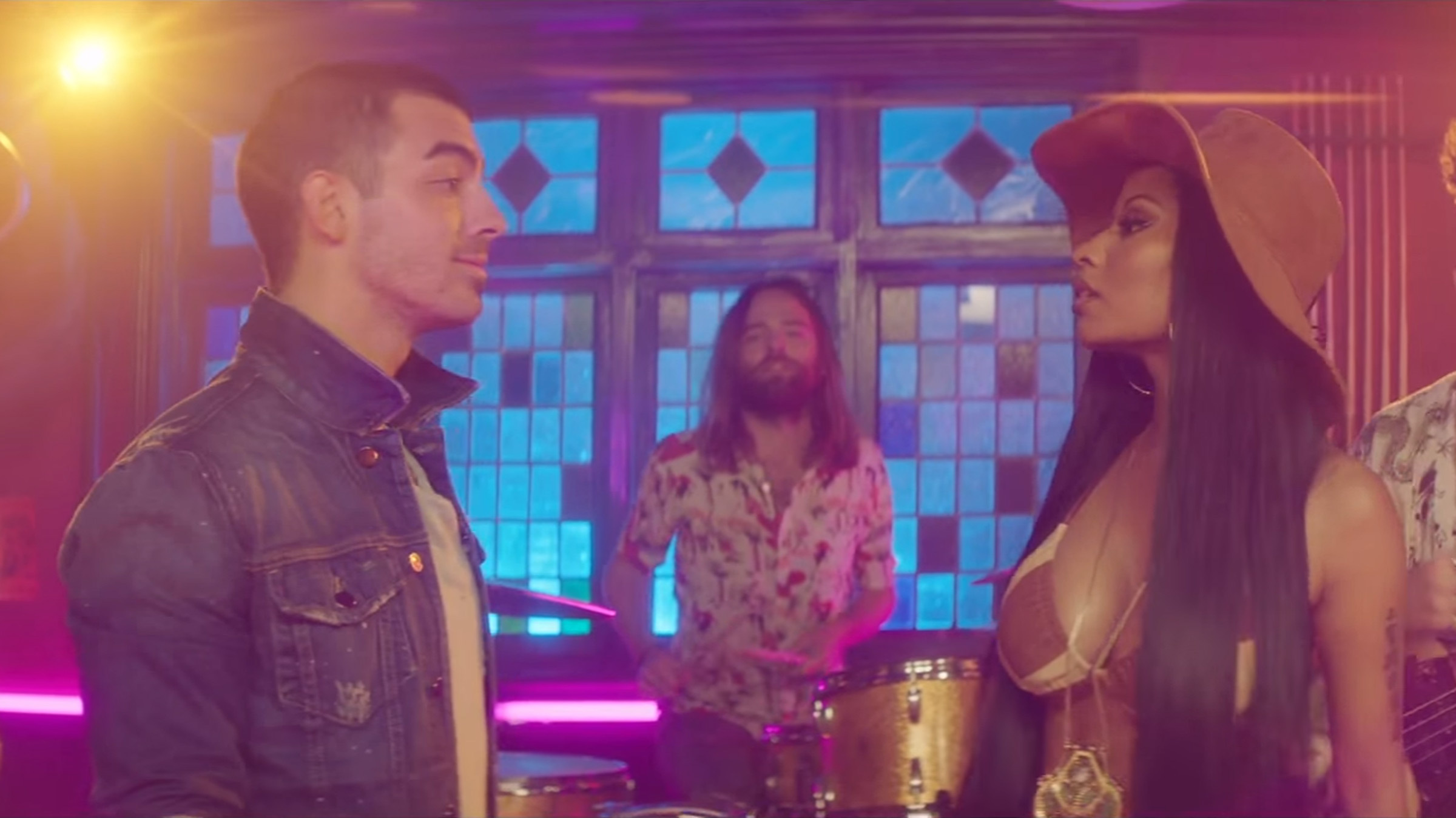 Dnce Showt Videoclip Kissing Strangers Qmusic