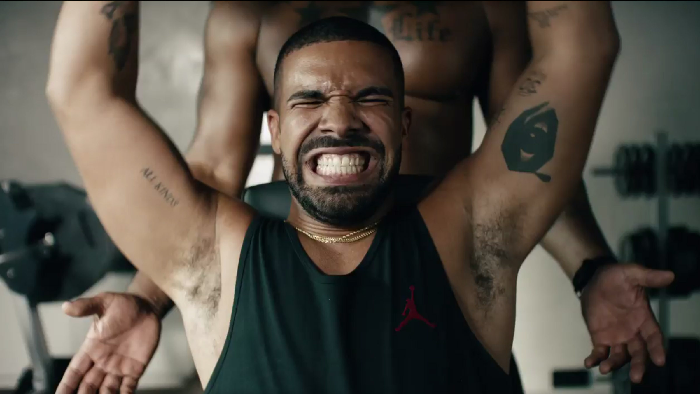 Drake playbackt Bad Blood in nieuwe Apple reclamespot - Qmusic