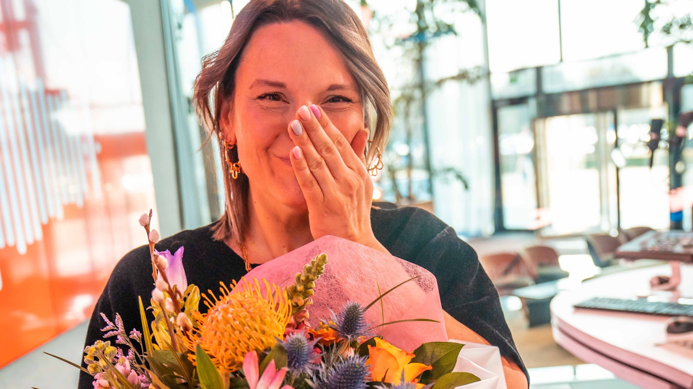 hakim-geeft-ons-jolien-bloemen-om-te-tonen-hoe-trots-hij-is-op-haar