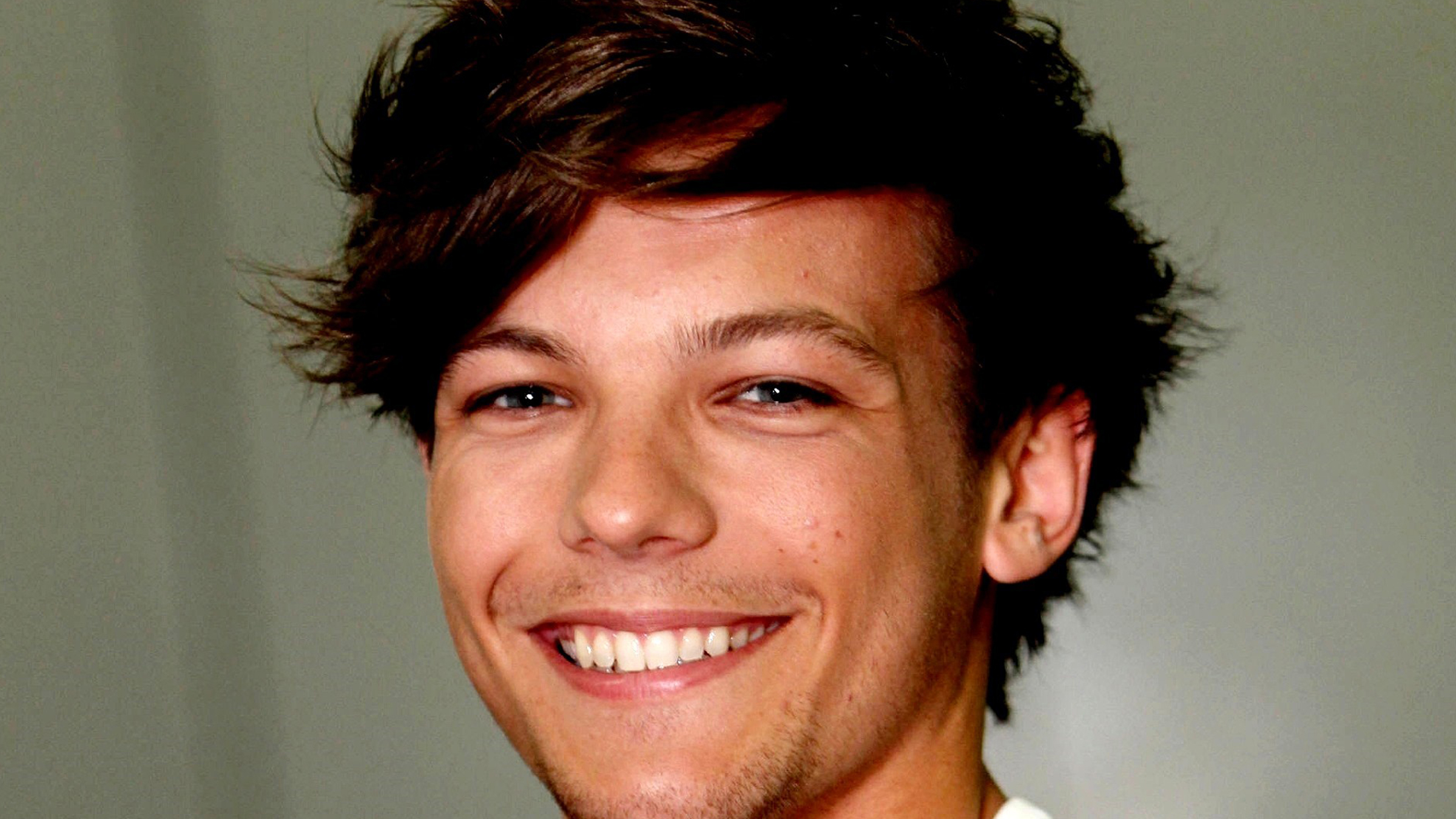 Луи. Louis Tomlinson 2013. Луи Томлинсон лицо. Луи Томлинсон блондин. Louis Tomlinson улыбается 2010.